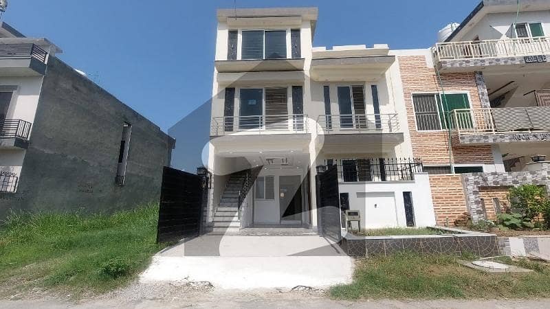 Top Location 5 Marla House For Sale