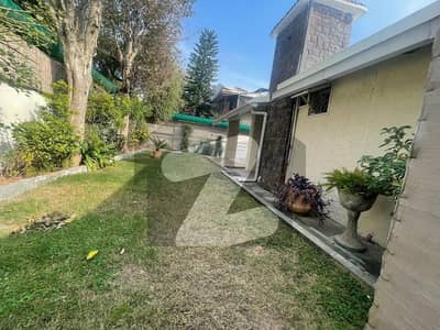 HOUSE FOR RENT IN F-8