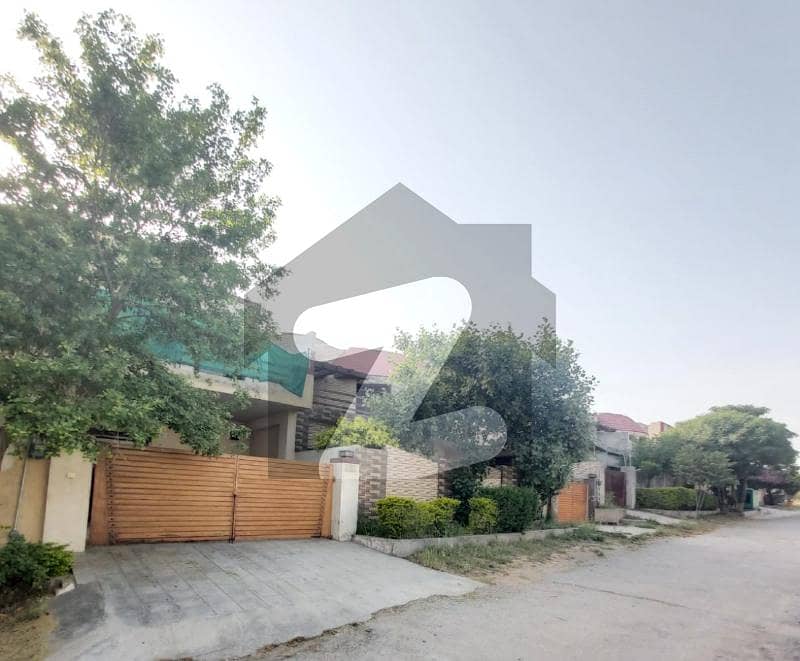 1 Kanal 60X90 Ideally Located in Block B