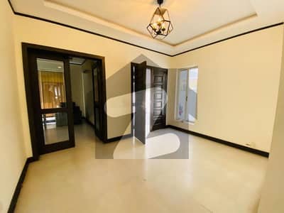 ایف ۔ 10 اسلام آباد میں 6 کمروں کا 1 کنال مکان 18.5 کروڑ میں برائے فروخت۔