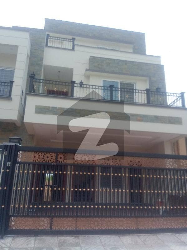 ڈی ۔ 12 اسلام آباد میں 8 کمروں کا 10 مرلہ مکان 11.0 کروڑ میں برائے فروخت۔