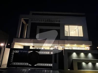 پیراگون سٹی ۔ وُوڈز بلاک پیراگون سٹی,لاہور میں 5 کمروں کا 10 مرلہ مکان 5.25 کروڑ میں برائے فروخت۔