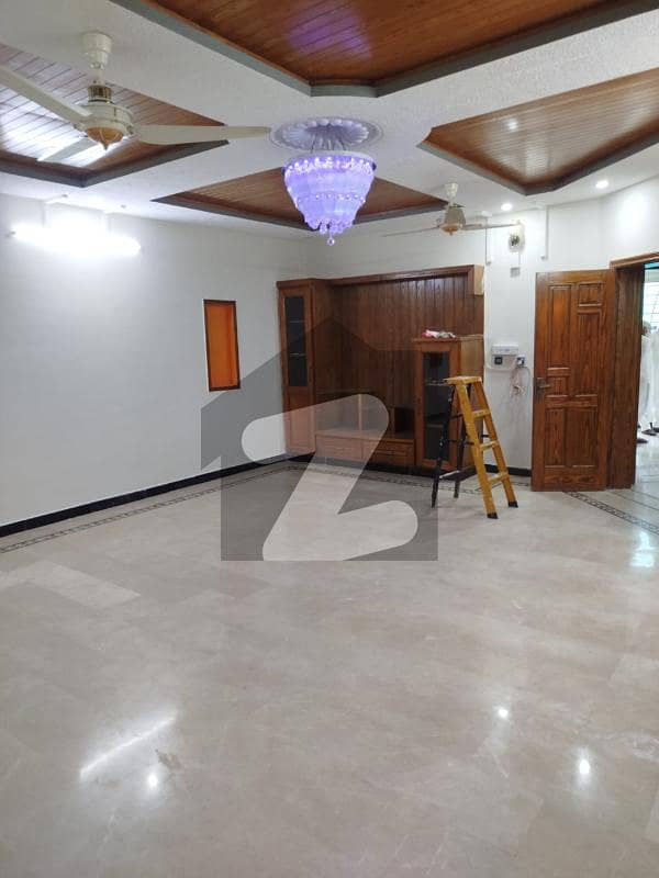 BEAUTIFUL LOCATION GROUND PORTION FOR RENT