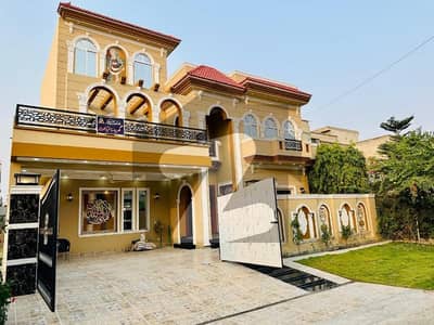 پی جی ای سی ایچ ایس فیز 2 پنجاب گورنمنٹ ایمپلائیز سوسائٹی,لاہور میں 6 کمروں کا 1 کنال مکان 5.9 کروڑ میں برائے فروخت۔