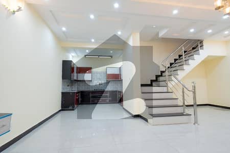 Like A New Facing Park 10 Marla Upper Portion