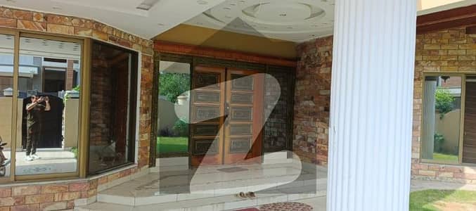 بحریہ ٹاؤن فیز 7 بحریہ ٹاؤن راولپنڈی,راولپنڈی میں 6 کمروں کا 1 کنال مکان 8.5 کروڑ میں برائے فروخت۔