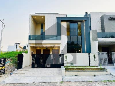 ایم پی سی ایچ ایس ۔ ملٹی گارڈنز بی ۔ 17,اسلام آباد میں 5 کمروں کا 8 مرلہ مکان 3.4 کروڑ میں برائے فروخت۔
