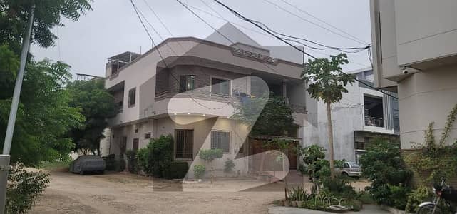 170 SQ YARD CORNER AVAILABE FOR SALE 2 GAS METER 2 KE METER AVAILABE 40FT/40FT WIDE ROAD WEST OPEN