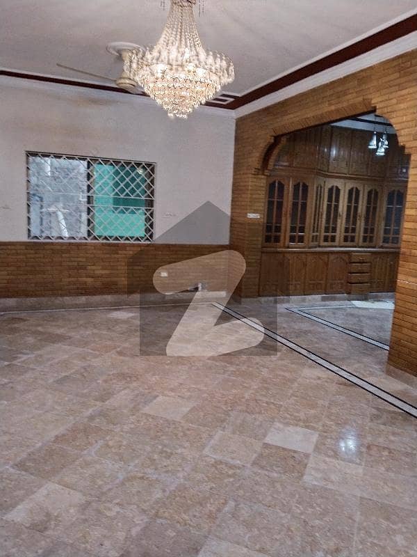 ایف ۔ 11 اسلام آباد میں 6 کمروں کا 1 کنال مکان 4.5 لاکھ میں کرایہ پر دستیاب ہے۔