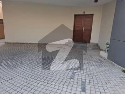 بحریہ ٹاؤن فیز 3 بحریہ ٹاؤن راولپنڈی,راولپنڈی میں 8 کمروں کا 1 کنال مکان 7.5 کروڑ میں برائے فروخت۔