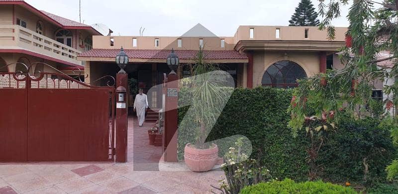 4 Bedroom House Front And Back Garden 666 Yards 4 Bedroom House Front And Back Garden 666 Yards
