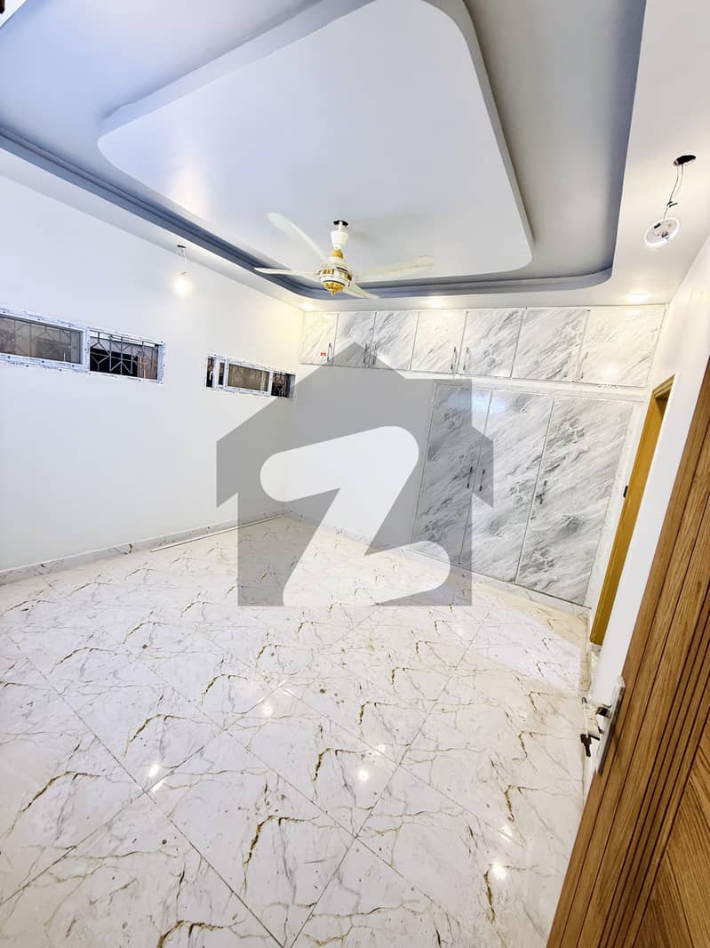 کلفٹن ۔ بلاک 9 کلفٹن,کراچی میں 9 مرلہ دفتر 3.25 کروڑ میں برائے فروخت۔