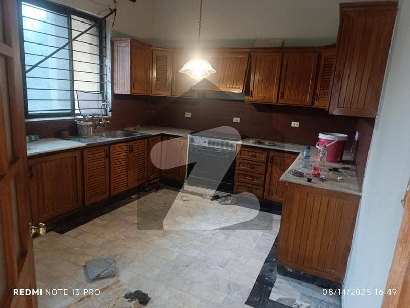 1 Kanal Upper Portion With Separate Meters Rent 150000 Only