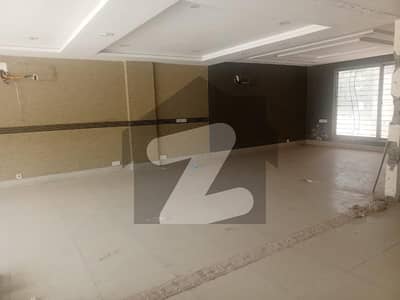 عبدالستار ایدھی روڈ لاہور میں 4 کنال دفتر 16.0 لاکھ میں کرایہ پر دستیاب ہے۔