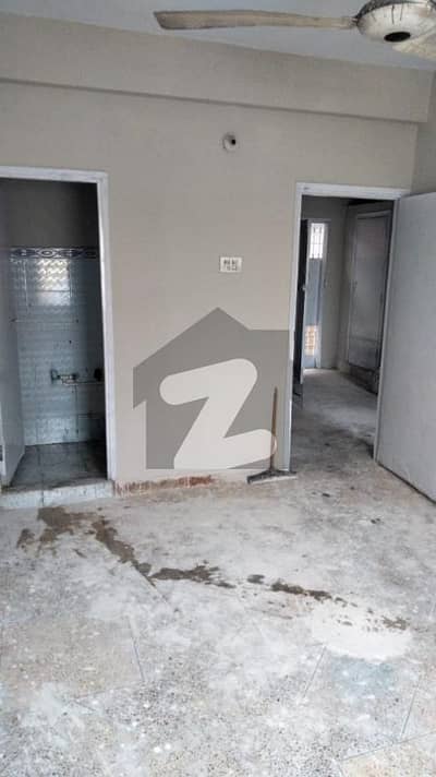 In Kharadar Flat Sized 1000 Square Feet For rent