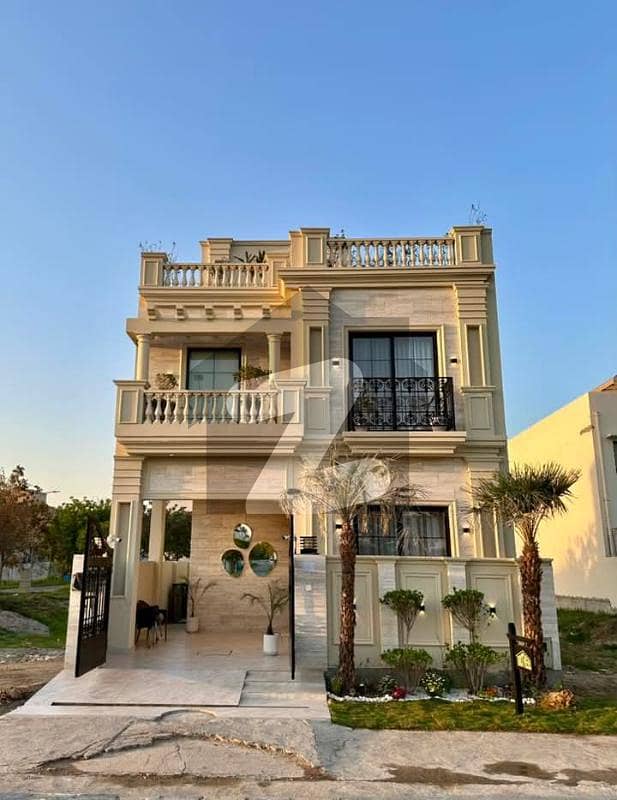 111 Sq Yards Luxury House available for Sale