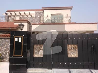 ڈی ایچ اے فیز 6 ڈیفنس (ڈی ایچ اے),لاہور میں 5 کمروں کا 1 کنال مکان 3.5 لاکھ میں کرایہ پر دستیاب ہے۔