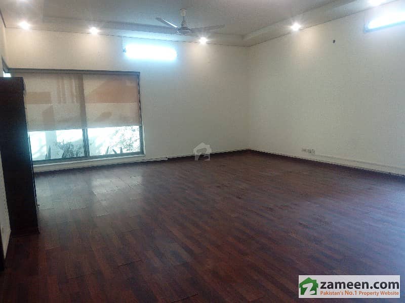 گارڈن ٹاؤن لاہور میں 5 کمروں کا 1 کنال مکان 5 کروڑ میں برائے فروخت۔