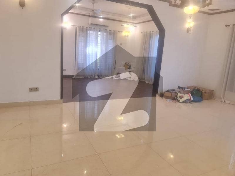 ڈی ایچ اے ڈیفینس کراچی میں 3 کمروں کا 1 کنال زیریں پورشن 2.8 لاکھ میں کرایہ پر دستیاب ہے۔