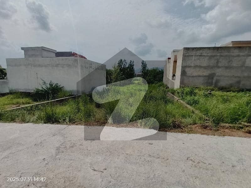 36 62 plot for sale urgently.