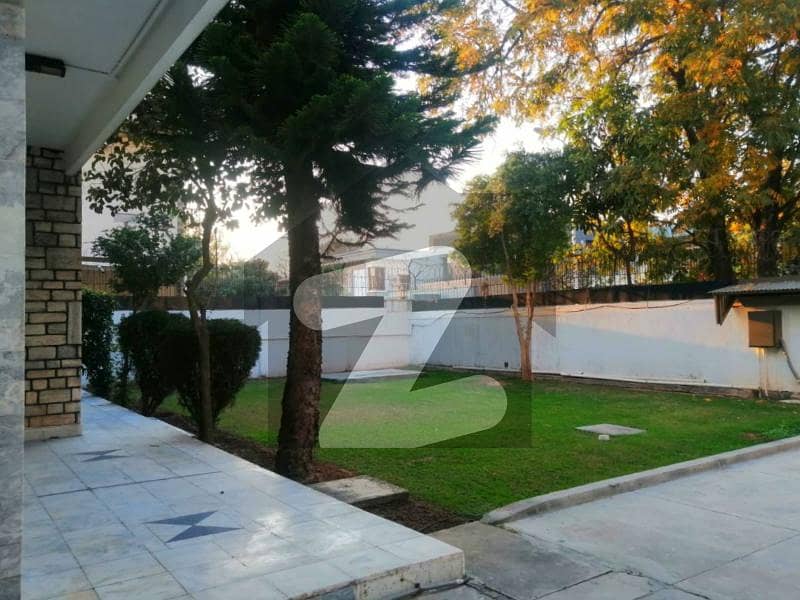 Old House is for SALE in F-8 Old House is for SALE in F-8