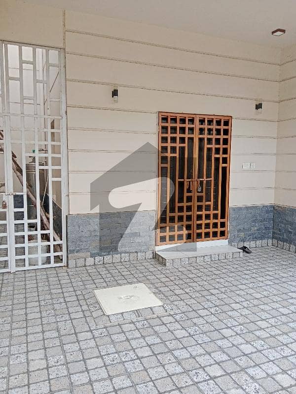 لندن ٹاؤن حیدر آباد میں 5 کمروں کا 8 مرلہ مکان 3.5 کروڑ میں برائے فروخت۔