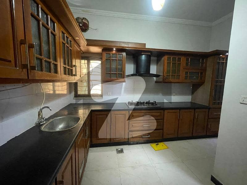 10 MARLA UPPER PORTION AVAILABLE FOR RENT