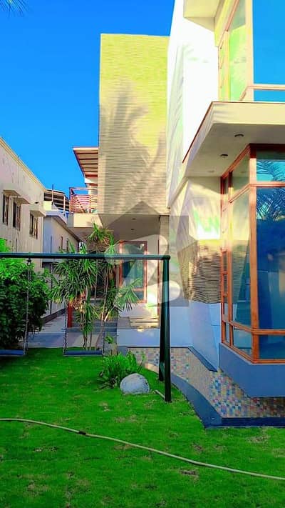 600 Yards Owner-Built Bungalow for Sale on Popular Avenue | 1+4 Bedrooms | Full Basement | Burma Teak Wood | Car Parking