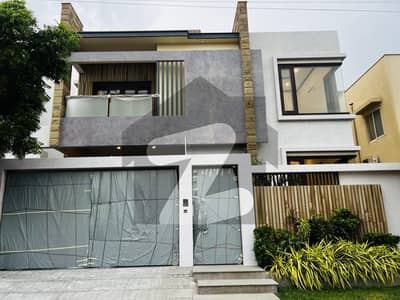 ڈی ایچ اے فیز 8 ڈی ایچ اے ڈیفینس,کراچی میں 6 کمروں کا 1 کنال مکان 19.0 کروڑ میں برائے فروخت۔