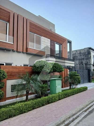 Prime Location 10 Marla Luxury House Modern Design & Ideal Investment
