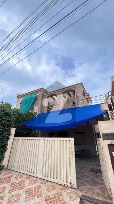 ڈی ایچ اے فیز 4 - بلاک ڈبل ای فیز 4,ڈیفنس (ڈی ایچ اے),لاہور میں 4 کمروں کا 10 مرلہ مکان 1.7 لاکھ میں کرایہ پر دستیاب ہے۔