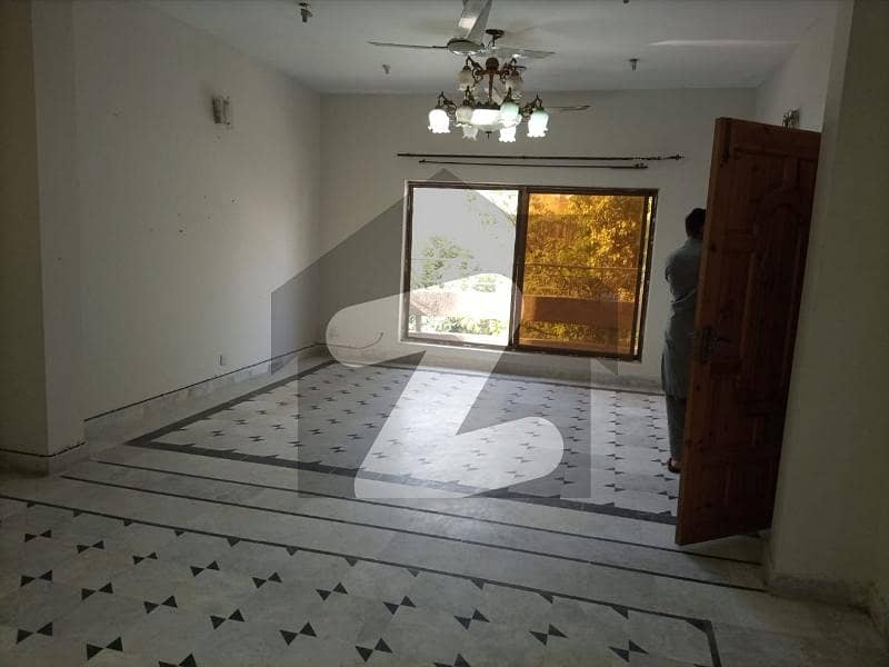 ای ۔ 11 اسلام آباد میں 8 کمروں کا 10 مرلہ مکان 7.0 کروڑ میں برائے فروخت۔