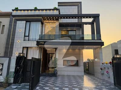 بحریہ ٹاؤن سیکٹر سی بحریہ ٹاؤن,لاہور میں 5 کمروں کا 10 مرلہ مکان 5.25 کروڑ میں برائے فروخت۔