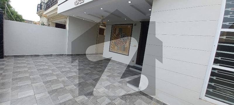 Luxurious 10 Marla House Available For Rent