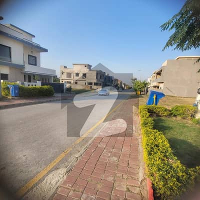 بحریہ ٹاؤن فیز 8 بحریہ ٹاؤن راولپنڈی,راولپنڈی میں 5 کمروں کا 11 مرلہ مکان 2.9 کروڑ میں برائے فروخت۔