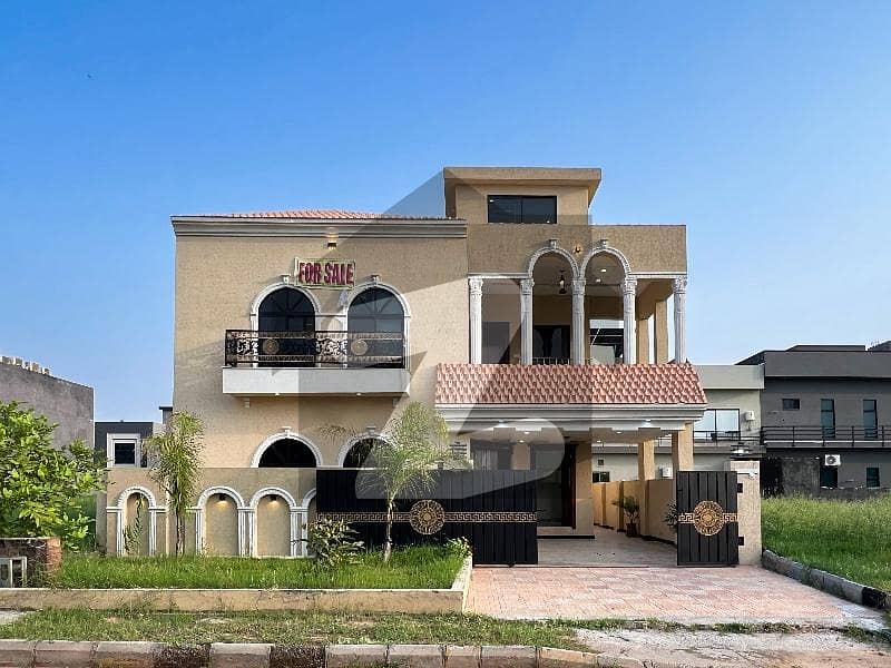 بحریہ ٹاؤن فیز 8 بحریہ ٹاؤن راولپنڈی,راولپنڈی میں 5 کمروں کا 10 مرلہ مکان 3.65 کروڑ میں برائے فروخت۔