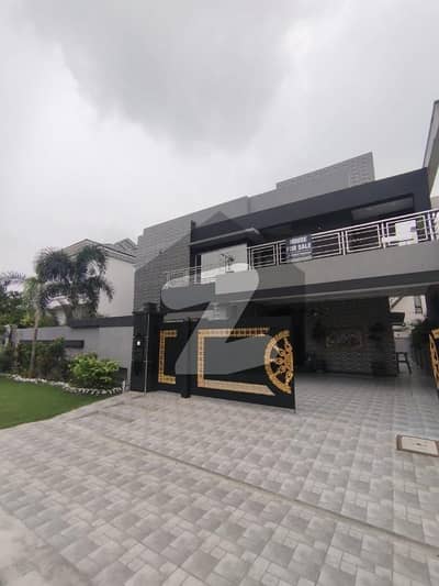 1 KANAL BEAUTIFUL HOUSE AVAILABLE FOR SALE IN LAKE CITY SECTOR M3