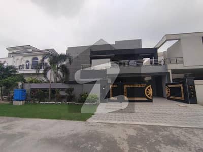 LOW BUDGET 1 KANAL SLIGHTLY USED HOUSE AVAILABLE FOR SALE