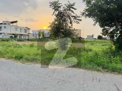 ڈی ایچ اے فیز 8 - بلاک ٹی فیز 8,ڈیفنس (ڈی ایچ اے),لاہور میں 1 کنال رہائشی پلاٹ 5.4 کروڑ میں برائے فروخت۔