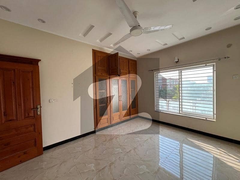 Ideal House In G-13 Available For Rs. 95000