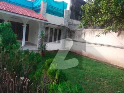 ایف ۔ 8 اسلام آباد میں 4 کمروں کا 1 کنال مکان 4.5 لاکھ میں کرایہ پر دستیاب ہے۔