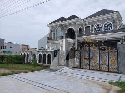 سینٹرل پارک ہاؤسنگ سکیم لاہور میں 6 کمروں کا 1 کنال مکان 5.6 کروڑ میں برائے فروخت۔