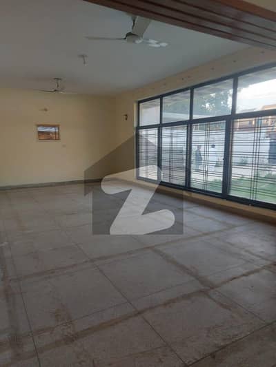 حیات آباد فیز 2 حیات آباد,پشاور میں 8 کمروں کا 2 کنال مکان 14.5 کروڑ میں برائے فروخت۔