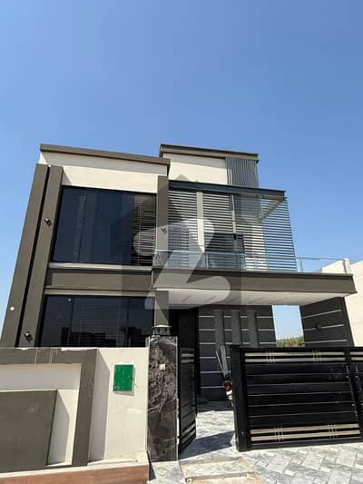 10 Marla Brand New Luxurious Design and high-quality Finishes with Original Pics for Sale in Alamgir Block, Sector F, Bahria Town Lahore!