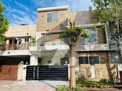 بحریہ انکلیو - سیکٹر بی1 بحریہ انکلیو,بحریہ ٹاؤن,اسلام آباد میں 5 کمروں کا 8 مرلہ مکان 4.5 کروڑ میں برائے فروخت۔