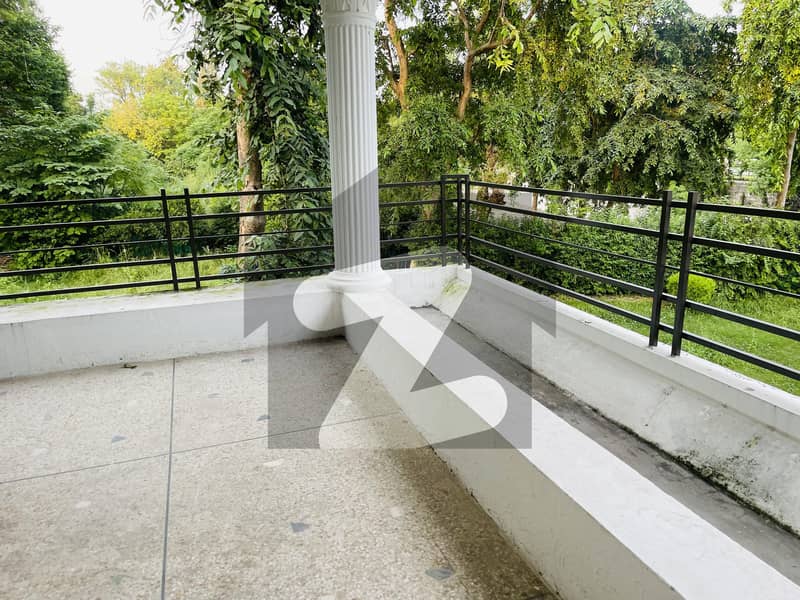 Independent Upper Portion With Separate Gate Independent Upper Portion With Separate Gate