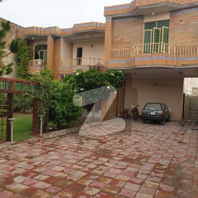 زکریا ٹاؤن ملتان میں 5 کمروں کا 1 کنال مکان 2.5 کروڑ میں برائے فروخت۔