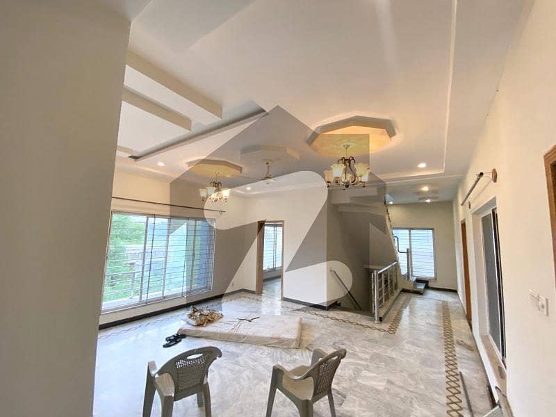 BEAUTIFUL LOCATION UPPER PORTION FOR RENT