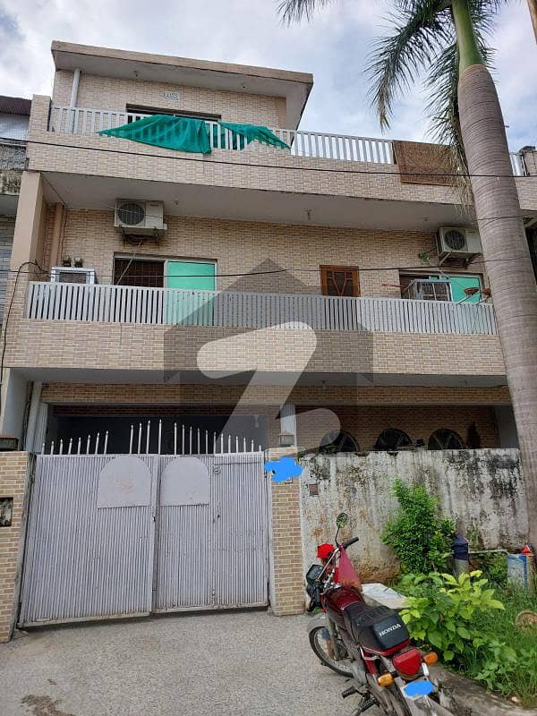 Prime Location House Near Chamman Station Metro