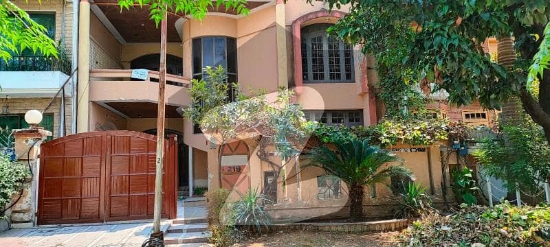 I-8 Beautiful Upper Portion For Rent.